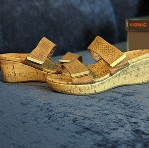 VIONIC sandals NIB/Tan Snake